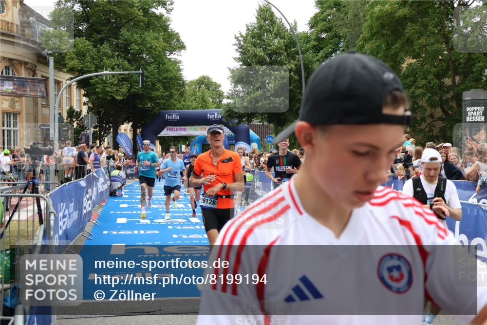 29.06.2025 - hella hamburg halbmarathon Zöllner http://msf.ph/oto/8199194 29.06.2025 10:46:50 Ziel 3976, 6630, 11858, 13940, 14541, 15900, 16175, 17353, 17492, 17669, 17743, 17865, 17892, 19128 meine-sportfotos.de