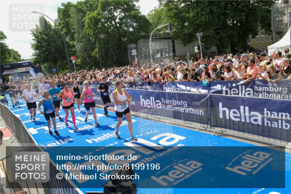 29.06.2025 - hella hamburg halbmarathon Michael Strokosch http://msf.ph/oto/8199196 29.06.2025 11:36:06 Ziel 2815, 3340, 4267, 4268, 4315, 5027, 5611, 5733, 6869, 7324, 7629, 11811, 12812, 16874, 17385, 17996, 18917, 18978 meine-sportfotos.de
