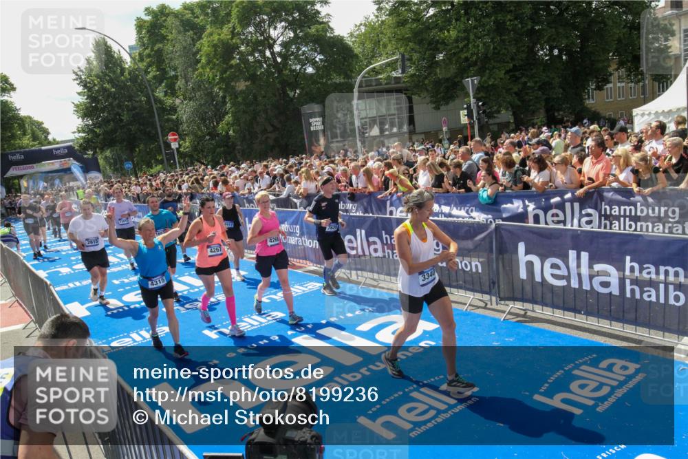 29.06.2025 - hella hamburg halbmarathon Michael Strokosch http://msf.ph/oto/8199236 29.06.2025 11:36:07 Ziel 2815, 3340, 4267, 4268, 4315, 5027, 5611, 5733, 6854, 6869, 7324, 7629, 11699, 11811, 12812, 16874, 17385, 17996, 18917 meine-sportfotos.de