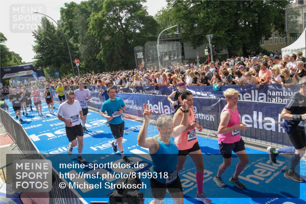 29.06.2025 - hella hamburg halbmarathon Michael Strokosch http://msf.ph/oto/8199318 29.06.2025 11:36:08 Ziel 2815, 3340, 4267, 4268, 4315, 5027, 5611, 5733, 6854, 6869, 7324, 7629, 11699, 11811, 12812, 16874, 17385, 17996 meine-sportfotos.de