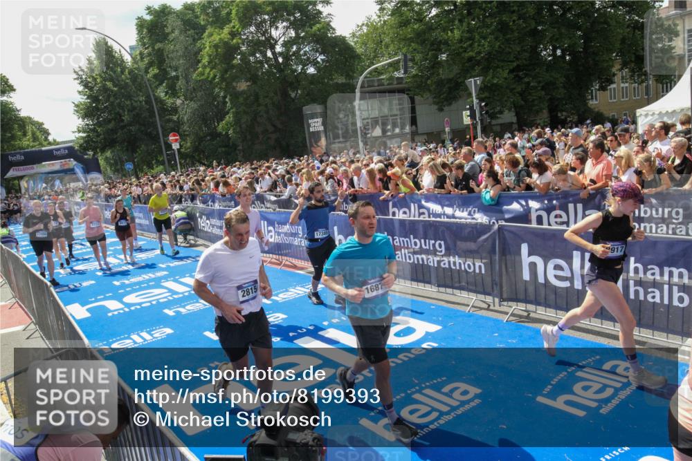 29.06.2025 - hella hamburg halbmarathon Michael Strokosch http://msf.ph/oto/8199393 29.06.2025 11:36:09 Ziel 1979, 2815, 4267, 4268, 4315, 5027, 5611, 5733, 6854, 6869, 7324, 11699, 11811, 12812, 16874, 17385, 17587, 17996 meine-sportfotos.de