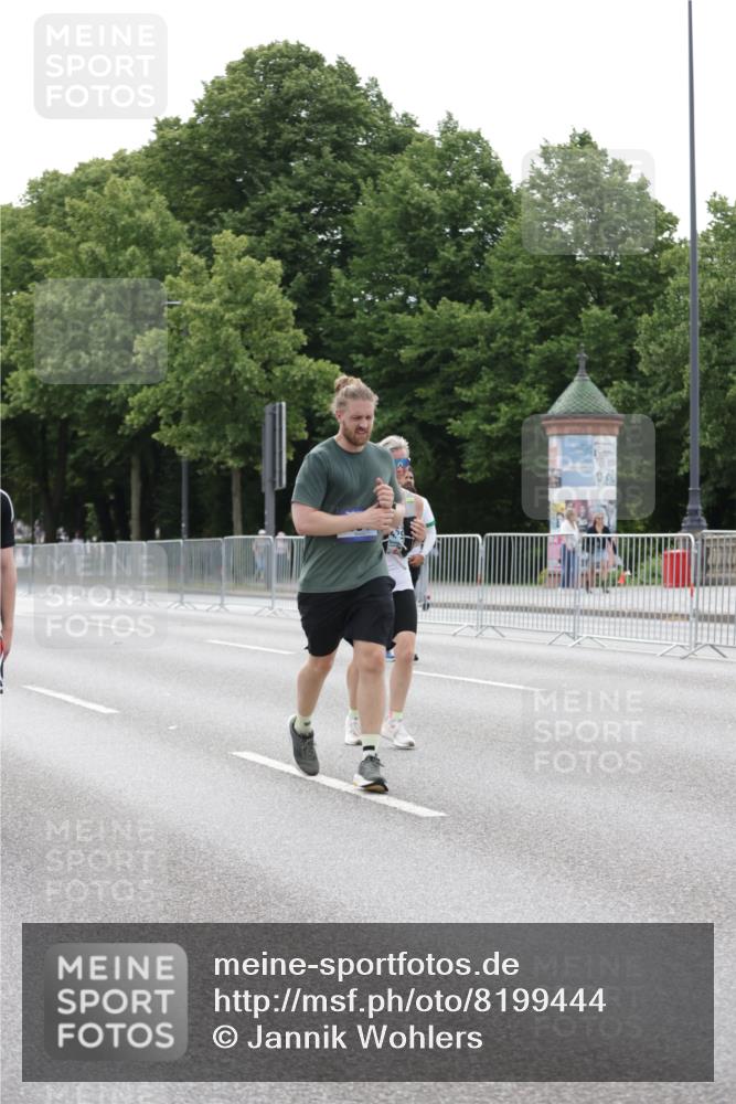 29.06.2025 - hella hamburg halbmarathon Jannik Wohlers http://msf.ph/oto/8199444 29.06.2025 10:25:10 Lombardsbrücke 1093, 1305, 1481, 2278, 3343, 5028, 6869, 8881, 9811, 10845, 10846, 11157, 11662, 13653, 13842, 14936, 15119, 15283, 16289, 16381 meine-sportfotos.de