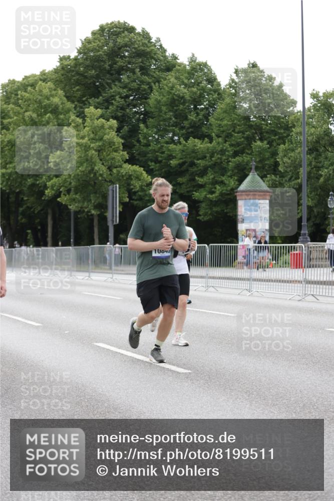 29.06.2025 - hella hamburg halbmarathon Jannik Wohlers http://msf.ph/oto/8199511 29.06.2025 10:25:10 Lombardsbrücke 1093, 1305, 1481, 2278, 3343, 5028, 6869, 8881, 9811, 10845, 10846, 11157, 11662, 13653, 13842, 14936, 15119, 15283, 16289, 16381 meine-sportfotos.de