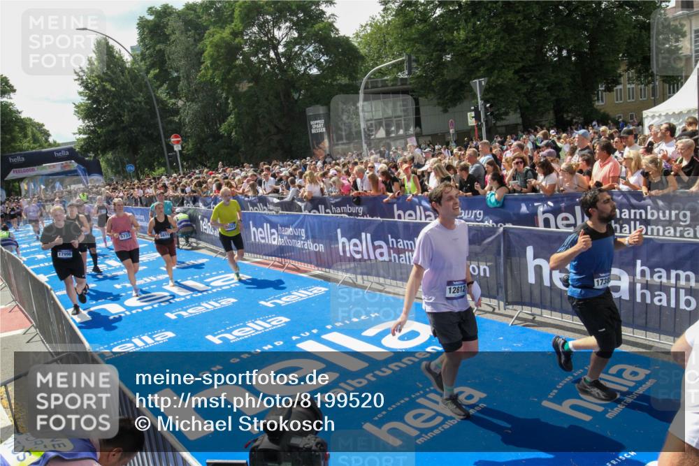29.06.2025 - hella hamburg halbmarathon Michael Strokosch http://msf.ph/oto/8199520 29.06.2025 11:36:10 Ziel 1979, 2815, 5027, 5611, 5733, 6854, 6867, 6869, 7324, 8391, 11699, 11811, 12812, 16874, 17385, 17587, 17996 meine-sportfotos.de