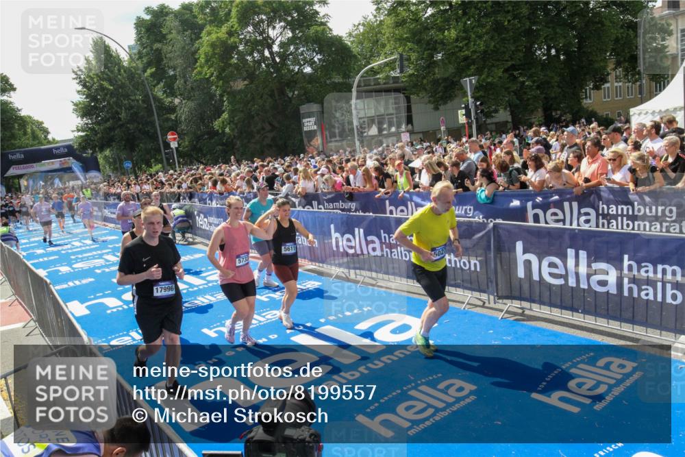 29.06.2025 - hella hamburg halbmarathon Michael Strokosch http://msf.ph/oto/8199557 29.06.2025 11:36:12 Ziel 1979, 5027, 5611, 5733, 6717, 6854, 6867, 6869, 7324, 8391, 11699, 11811, 15994, 17587, 17996 meine-sportfotos.de