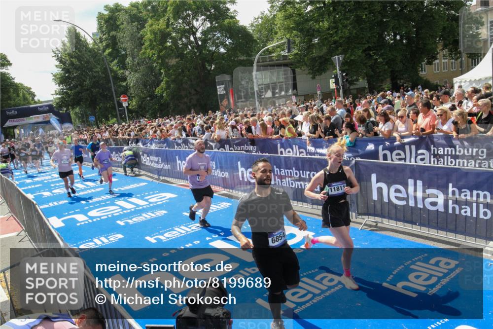 29.06.2025 - hella hamburg halbmarathon Michael Strokosch http://msf.ph/oto/8199689 29.06.2025 11:36:14 Ziel 1979, 4540, 5611, 5733, 6717, 6854, 6867, 6869, 7324, 8391, 11699, 11811, 15994, 17587, 17996 meine-sportfotos.de