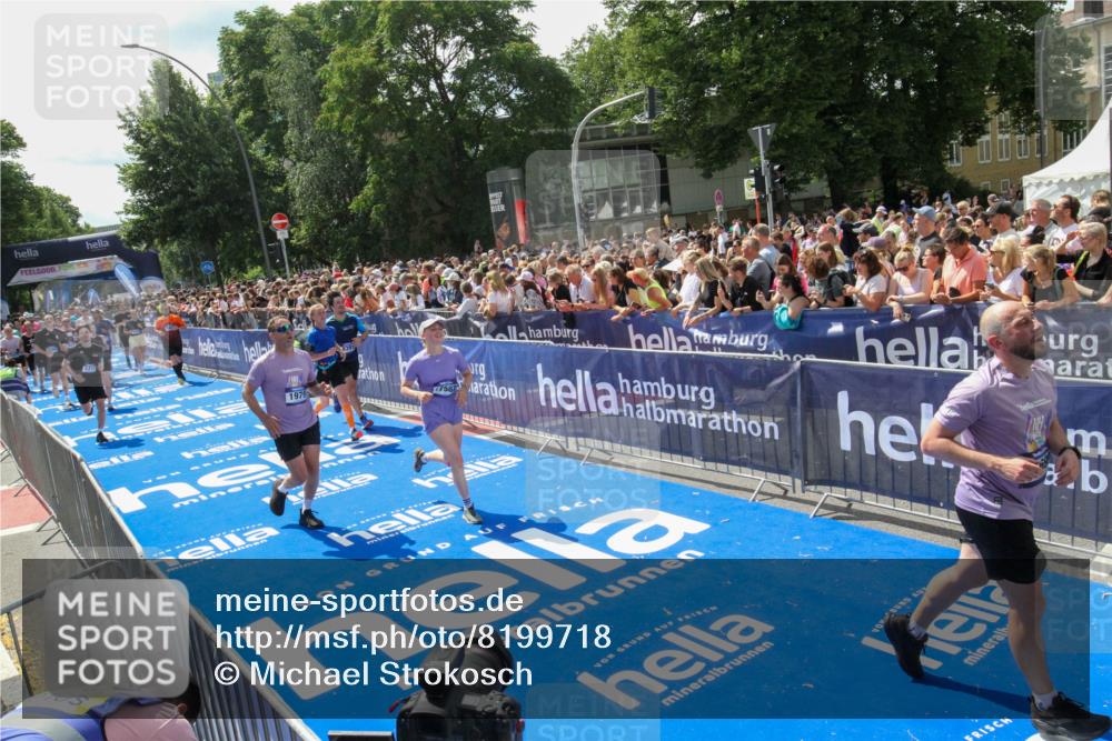 29.06.2025 - hella hamburg halbmarathon Michael Strokosch http://msf.ph/oto/8199718 29.06.2025 11:36:16 Ziel 1979, 4540, 4802, 6717, 6854, 6867, 8391, 9471, 11699, 12770, 12775, 13653, 13789, 14158, 15994, 16702, 16796, 17587, 18361 meine-sportfotos.de
