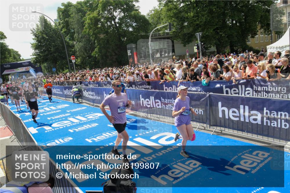 29.06.2025 - hella hamburg halbmarathon Michael Strokosch http://msf.ph/oto/8199807 29.06.2025 11:36:17 Ziel 1979, 3741, 4540, 4802, 6717, 6867, 8391, 9471, 12463, 12770, 12775, 13473, 13653, 13789, 14158, 15281, 15994, 16702, 16796, 17587, 18361 meine-sportfotos.de