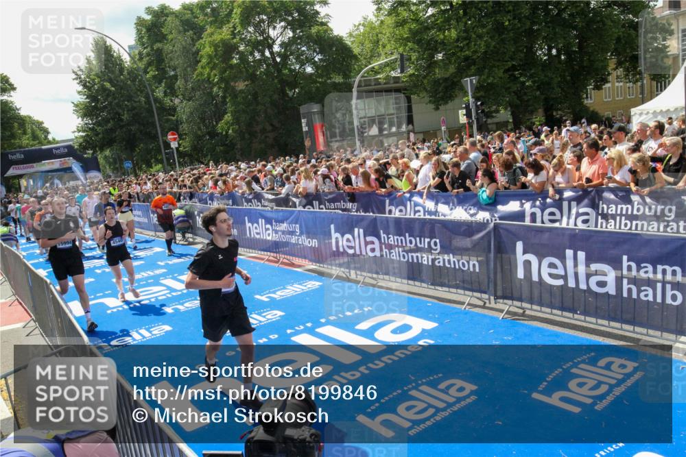 29.06.2025 - hella hamburg halbmarathon Michael Strokosch http://msf.ph/oto/8199846 29.06.2025 11:36:19 Ziel 3741, 4540, 4802, 6717, 6867, 7789, 8391, 9471, 10652, 10862, 12463, 12770, 12775, 13473, 13653, 13789, 14158, 15281, 15994, 16702, 16796, 18361 meine-sportfotos.de
