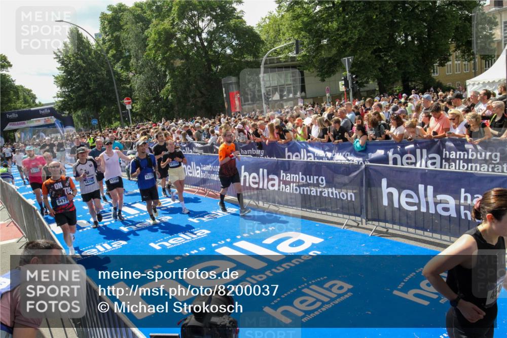 29.06.2025 - hella hamburg halbmarathon Michael Strokosch http://msf.ph/oto/8200037 29.06.2025 11:36:21 Ziel 3741, 4540, 4802, 5294, 7789, 9094, 9471, 10652, 10862, 12463, 12562, 12770, 12775, 13473, 13653, 13789, 14158, 15281, 15994, 16702, 16796, 18361, 19018 meine-sportfotos.de