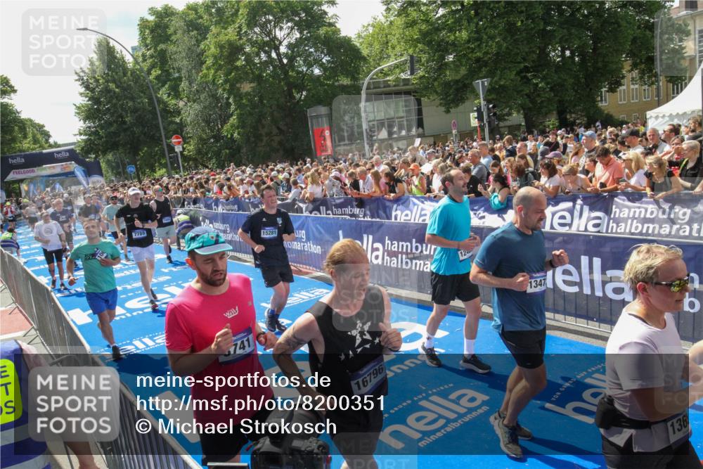 29.06.2025 - hella hamburg halbmarathon Michael Strokosch http://msf.ph/oto/8200351 29.06.2025 11:36:25 Ziel 1224, 1298, 1389, 3741, 5294, 6805, 7789, 9094, 10652, 10770, 10862, 12463, 12562, 12770, 13473, 13653, 14158, 14334, 15281, 16796, 18361, 19018 meine-sportfotos.de