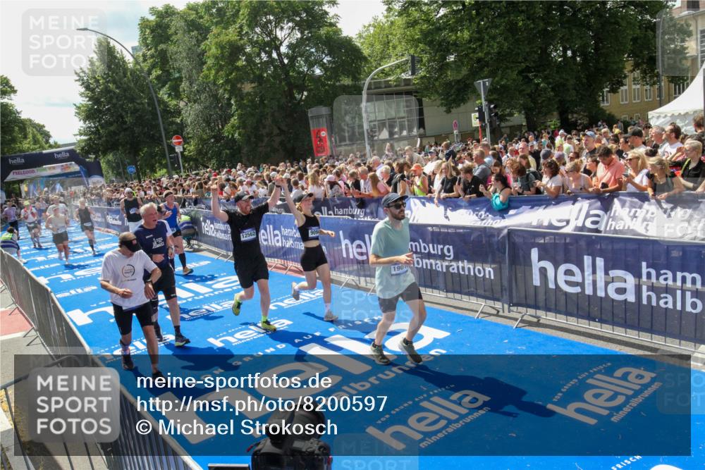 29.06.2025 - hella hamburg halbmarathon Michael Strokosch http://msf.ph/oto/8200597 29.06.2025 11:36:28 Ziel 1224, 1298, 1389, 5294, 6805, 7789, 9054, 9055, 9094, 10219, 10770, 10862, 12562, 14334, 14477, 19018 meine-sportfotos.de