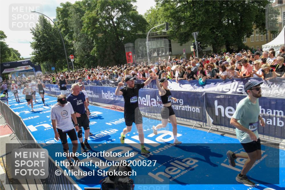 29.06.2025 - hella hamburg halbmarathon Michael Strokosch http://msf.ph/oto/8200627 29.06.2025 11:36:29 Ziel 1224, 1298, 1389, 5294, 6199, 6805, 7773, 9054, 9055, 9094, 10219, 10770, 12562, 14334, 14477, 19018 meine-sportfotos.de