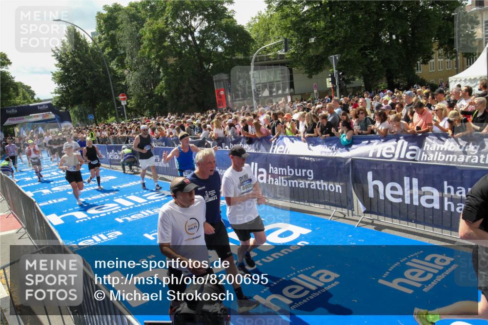 29.06.2025 - hella hamburg halbmarathon Michael Strokosch http://msf.ph/oto/8200695 29.06.2025 11:36:30 Ziel 1224, 1298, 1389, 3558, 5294, 6199, 6805, 7773, 9054, 9055, 9094, 9628, 10219, 10770, 12562, 14334, 14477 meine-sportfotos.de