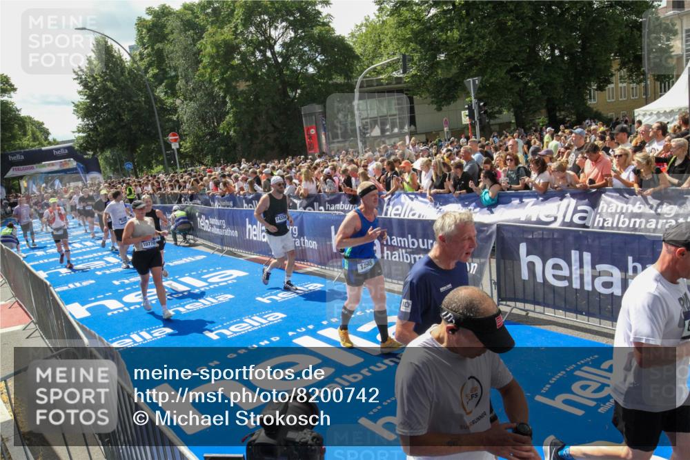 29.06.2025 - hella hamburg halbmarathon Michael Strokosch http://msf.ph/oto/8200742 29.06.2025 11:36:31 Ziel 1224, 1298, 1389, 1819, 3558, 6199, 6805, 7695, 7773, 9054, 9055, 9628, 10219, 10770, 14334, 14477, 15827 meine-sportfotos.de