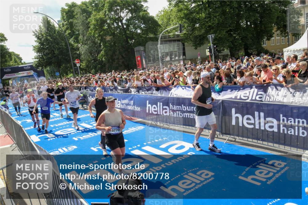 29.06.2025 - hella hamburg halbmarathon Michael Strokosch http://msf.ph/oto/8200778 29.06.2025 11:36:32 Ziel 1224, 1298, 1389, 1819, 3558, 6199, 7695, 7773, 9054, 9055, 9628, 10219, 10770, 13462, 14334, 14477, 15827 meine-sportfotos.de