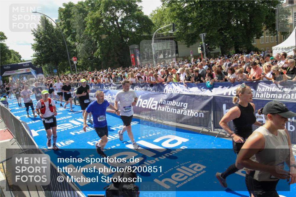 29.06.2025 - hella hamburg halbmarathon Michael Strokosch http://msf.ph/oto/8200851 29.06.2025 11:36:34 Ziel 1224, 1819, 2853, 3558, 6199, 7695, 7773, 9054, 9055, 9628, 10027, 10219, 13462, 14477, 15827 meine-sportfotos.de