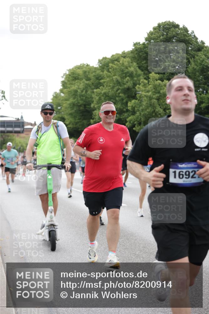 29.06.2025 - hella hamburg halbmarathon Jannik Wohlers http://msf.ph/oto/8200914 29.06.2025 10:25:22 Lombardsbrücke 1305, 1479, 1481, 3343, 3765, 4378, 4797, 5028, 5497, 6663, 8881, 9811, 10104, 10219, 11596, 11699, 11828, 12074, 12505, 12838, 13653, 14223, 14936, 16289, 16354, 16381, 16927, 17369 meine-sportfotos.de