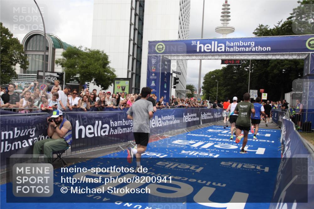 29.06.2025 - hella hamburg halbmarathon Michael Strokosch http://msf.ph/oto/8200941 29.06.2025 10:43:18 Ziel 1675, 7026, 7093, 10099, 10251, 11177, 12153, 15706, 16314, 16997, 18304 meine-sportfotos.de