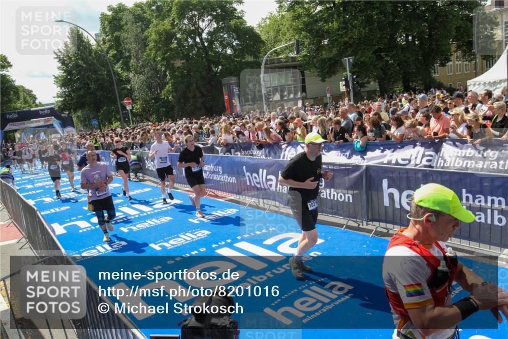 29.06.2025 - hella hamburg halbmarathon Michael Strokosch http://msf.ph/oto/8201016 29.06.2025 11:36:36 Ziel 1819, 2853, 3558, 3920, 4385, 6199, 7695, 7773, 9628, 10027, 10219, 13462, 14477, 15827 meine-sportfotos.de