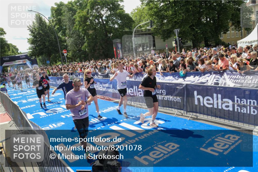 29.06.2025 - hella hamburg halbmarathon Michael Strokosch http://msf.ph/oto/8201078 29.06.2025 11:36:37 Ziel 1819, 2853, 3558, 3920, 4385, 6199, 7695, 7773, 9628, 10027, 10219, 13462, 15827, 17156, 18809 meine-sportfotos.de