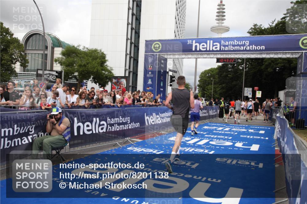 29.06.2025 - hella hamburg halbmarathon Michael Strokosch http://msf.ph/oto/8201138 29.06.2025 10:43:21 Ziel 1675, 3109, 3124, 3146, 7093, 10099, 15706, 15921, 16314, 16997, 18274, 18304 meine-sportfotos.de