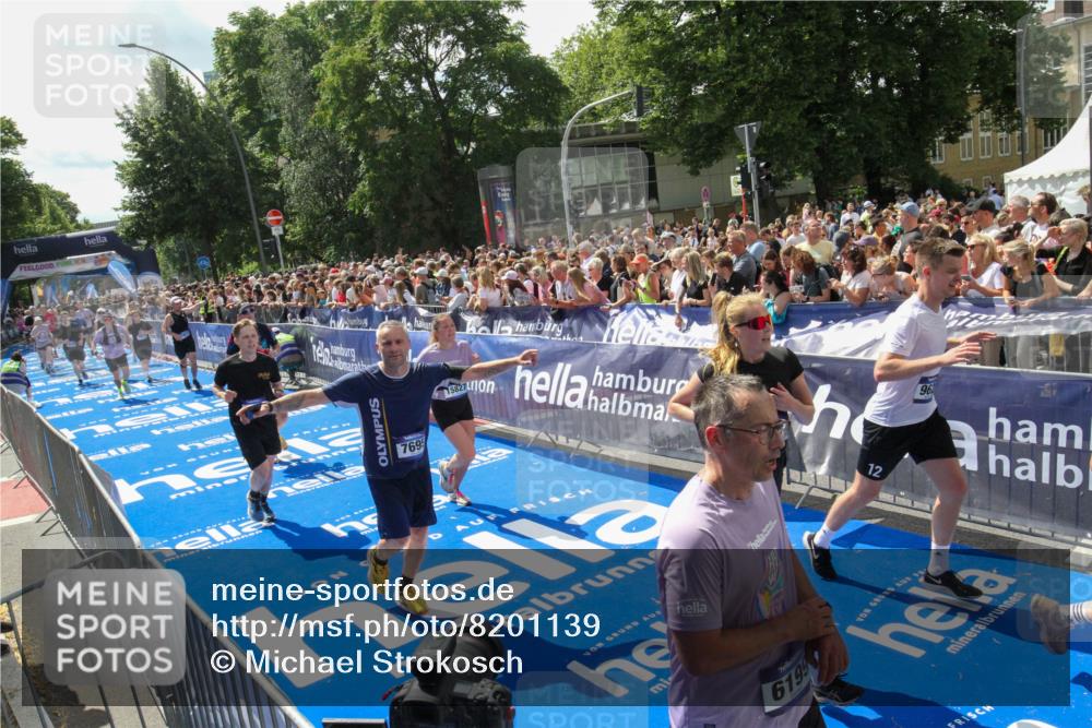 29.06.2025 - hella hamburg halbmarathon Michael Strokosch http://msf.ph/oto/8201139 29.06.2025 11:36:38 Ziel 1819, 2853, 3558, 3920, 4385, 6199, 7695, 7696, 7773, 8356, 9628, 10027, 13462, 15827, 16032, 17156, 17793, 18809 meine-sportfotos.de