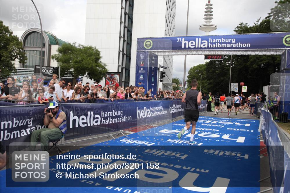 29.06.2025 - hella hamburg halbmarathon Michael Strokosch http://msf.ph/oto/8201158 29.06.2025 10:43:22 Ziel 1675, 3109, 3124, 3146, 10099, 15921, 16314, 16997, 18274, 18304 meine-sportfotos.de