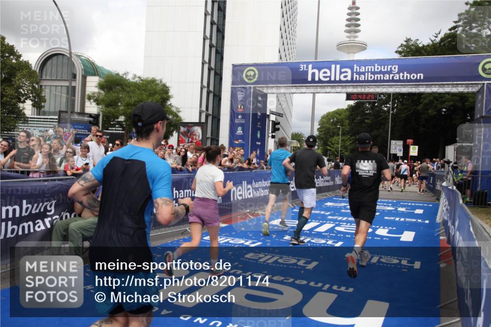 29.06.2025 - hella hamburg halbmarathon Michael Strokosch http://msf.ph/oto/8201174 29.06.2025 10:43:23 Ziel 3109, 3124, 3146, 10099, 13348, 15921, 16314, 16720, 16997, 18274, 18987 meine-sportfotos.de