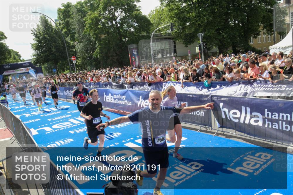 29.06.2025 - hella hamburg halbmarathon Michael Strokosch http://msf.ph/oto/8201191 29.06.2025 11:36:39 Ziel 1819, 2853, 3558, 3920, 4385, 7695, 7696, 8356, 9628, 10027, 13462, 15820, 15827, 16032, 17156, 17609, 17793, 18809 meine-sportfotos.de