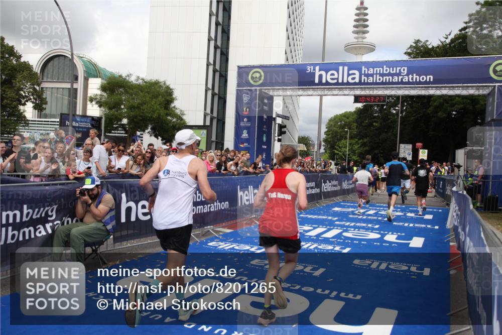 29.06.2025 - hella hamburg halbmarathon Michael Strokosch http://msf.ph/oto/8201265 29.06.2025 10:43:26 Ziel 2653, 3109, 3124, 3146, 5506, 8664, 10099, 10237, 13348, 15921, 16720, 16997, 17391, 18274, 18942, 18987, 19009, 19051 meine-sportfotos.de