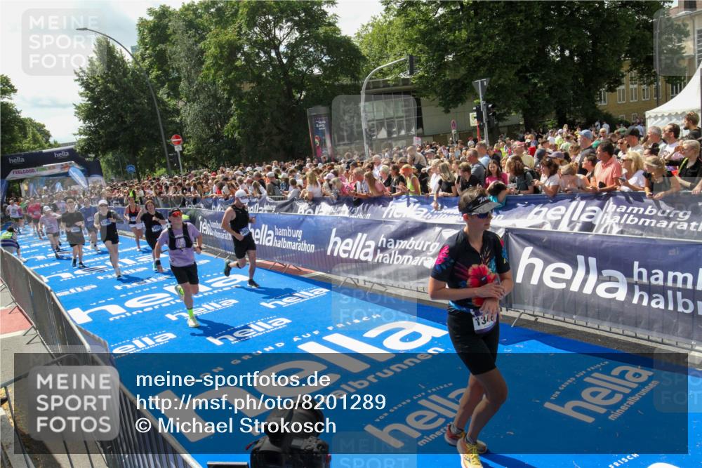 29.06.2025 - hella hamburg halbmarathon Michael Strokosch http://msf.ph/oto/8201289 29.06.2025 11:36:41 Ziel 2853, 3920, 4385, 4449, 7696, 8356, 8985, 10027, 13462, 15820, 16032, 17156, 17609, 17749, 17793, 18091, 18809 meine-sportfotos.de