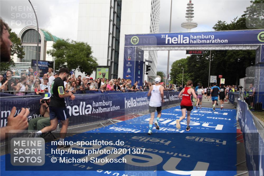 29.06.2025 - hella hamburg halbmarathon Michael Strokosch http://msf.ph/oto/8201307 29.06.2025 10:43:27 Ziel 2653, 3109, 3124, 3146, 3928, 5506, 8664, 10099, 10237, 13348, 15921, 16720, 17391, 18274, 18942, 18987, 19009, 19051 meine-sportfotos.de