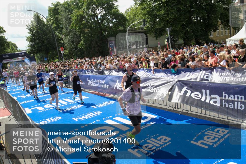 29.06.2025 - hella hamburg halbmarathon Michael Strokosch http://msf.ph/oto/8201400 29.06.2025 11:36:42 Ziel 2853, 3920, 4385, 4449, 7696, 8249, 8356, 8985, 10027, 15820, 16032, 17156, 17609, 17749, 17793, 18091, 18809 meine-sportfotos.de