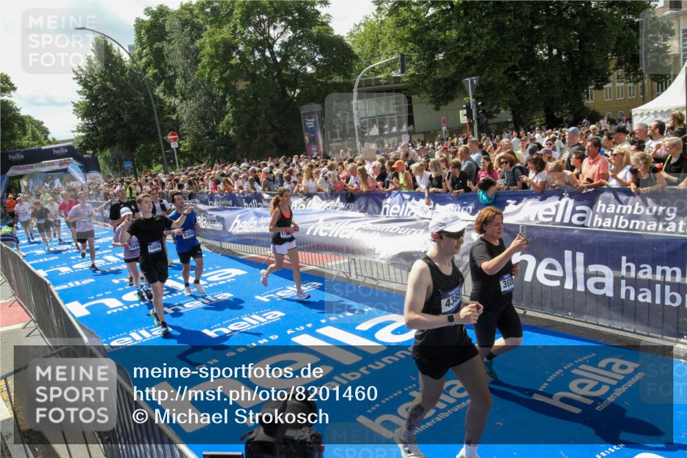 29.06.2025 - hella hamburg halbmarathon Michael Strokosch http://msf.ph/oto/8201460 29.06.2025 11:36:44 Ziel 3920, 4385, 4449, 5560, 7696, 8249, 8356, 8985, 15820, 16032, 17156, 17609, 17749, 17793, 18091, 18809 meine-sportfotos.de
