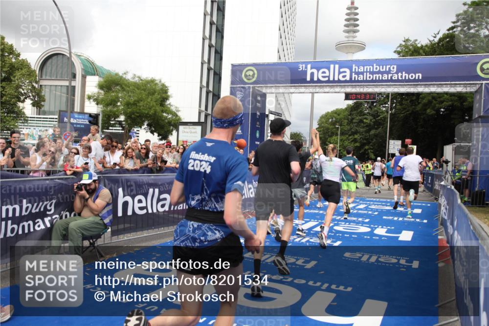 29.06.2025 - hella hamburg halbmarathon Michael Strokosch http://msf.ph/oto/8201534 29.06.2025 10:43:30 Ziel 2653, 3928, 5124, 5436, 5506, 7635, 8664, 9931, 10237, 13348, 15921, 16720, 17391, 18274, 18810, 18942, 18987, 19009, 19051 meine-sportfotos.de