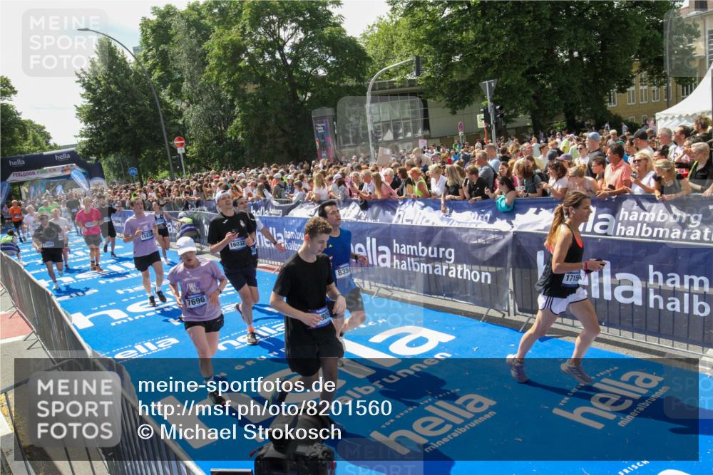 29.06.2025 - hella hamburg halbmarathon Michael Strokosch http://msf.ph/oto/8201560 29.06.2025 11:36:45 Ziel 3920, 4385, 4449, 5560, 7696, 8249, 8356, 8985, 10707, 11843, 15820, 16032, 16866, 16884, 17156, 17609, 17749, 17793, 18091, 18809 meine-sportfotos.de