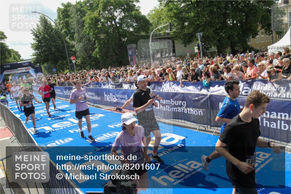 29.06.2025 - hella hamburg halbmarathon Michael Strokosch http://msf.ph/oto/8201607 29.06.2025 11:36:46 Ziel 4449, 5560, 7696, 8249, 8356, 8985, 10707, 10872, 11843, 12684, 15820, 16032, 16866, 16884, 17156, 17609, 17749, 17793, 18091, 18809 meine-sportfotos.de