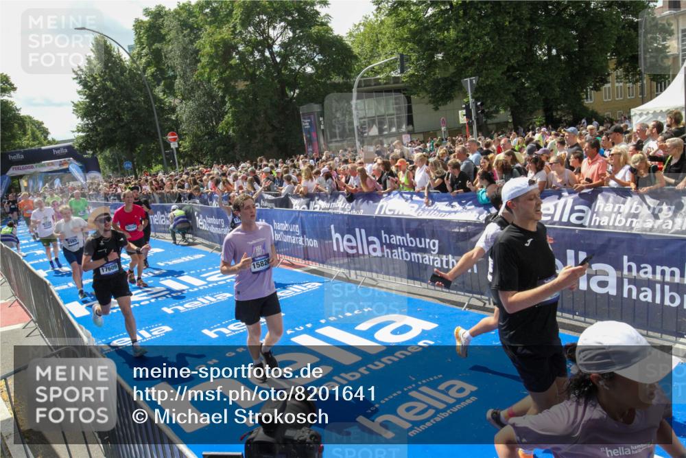 29.06.2025 - hella hamburg halbmarathon Michael Strokosch http://msf.ph/oto/8201641 29.06.2025 11:36:47 Ziel 4449, 5560, 7696, 8249, 8356, 8985, 10707, 10872, 11843, 12684, 15820, 16032, 16866, 16884, 17609, 17749, 17793, 18091 meine-sportfotos.de
