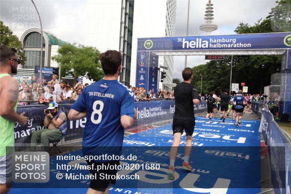 29.06.2025 - hella hamburg halbmarathon Michael Strokosch http://msf.ph/oto/8201680 29.06.2025 10:43:33 Ziel 2653, 3928, 4080, 5124, 5436, 5506, 7635, 8664, 9931, 10237, 10246, 11648, 12623, 14484, 16338, 17391, 18513, 18775, 18810, 18942, 19009, 19051, 19229 meine-sportfotos.de