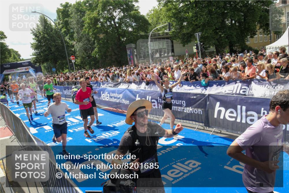 29.06.2025 - hella hamburg halbmarathon Michael Strokosch http://msf.ph/oto/8201685 29.06.2025 11:36:48 Ziel 4449, 5560, 8249, 8985, 10707, 10872, 11843, 12684, 15820, 16866, 16884, 17609, 17749, 18002, 18091 meine-sportfotos.de