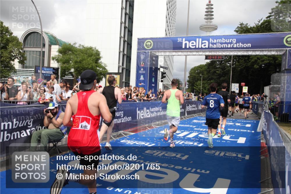 29.06.2025 - hella hamburg halbmarathon Michael Strokosch http://msf.ph/oto/8201765 29.06.2025 10:43:34 Ziel 3928, 4080, 5124, 5436, 5506, 7635, 8664, 9931, 10237, 10246, 11648, 12623, 14484, 16338, 17391, 18513, 18775, 18810, 18942, 19051, 19229 meine-sportfotos.de
