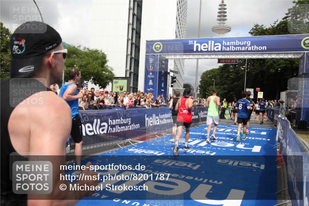 29.06.2025 - hella hamburg halbmarathon Michael Strokosch http://msf.ph/oto/8201787 29.06.2025 10:43:35 Ziel 3928, 4080, 5124, 5436, 5506, 7635, 8664, 9931, 10246, 11648, 12623, 14484, 16338, 18513, 18775, 18810, 18942, 19229 meine-sportfotos.de