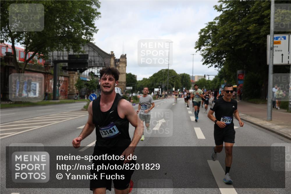 29.06.2025 - hella hamburg halbmarathon Yannick Fuchs http://msf.ph/oto/8201829 29.06.2025 10:32:04 20KM 1290, 2196, 2404, 2767, 3790, 5042, 5307, 5923, 6047, 6123, 6458, 7310, 9017, 9178, 9914, 10190, 10451, 11423, 12739, 12900, 13141, 13372, 13854, 14387, 14459, 14691, 14934, 15178, 15410, 15939, 16992, 17125, 17137, 18103, 18159, 18216, 18357, 18986 meine-sportfotos.de