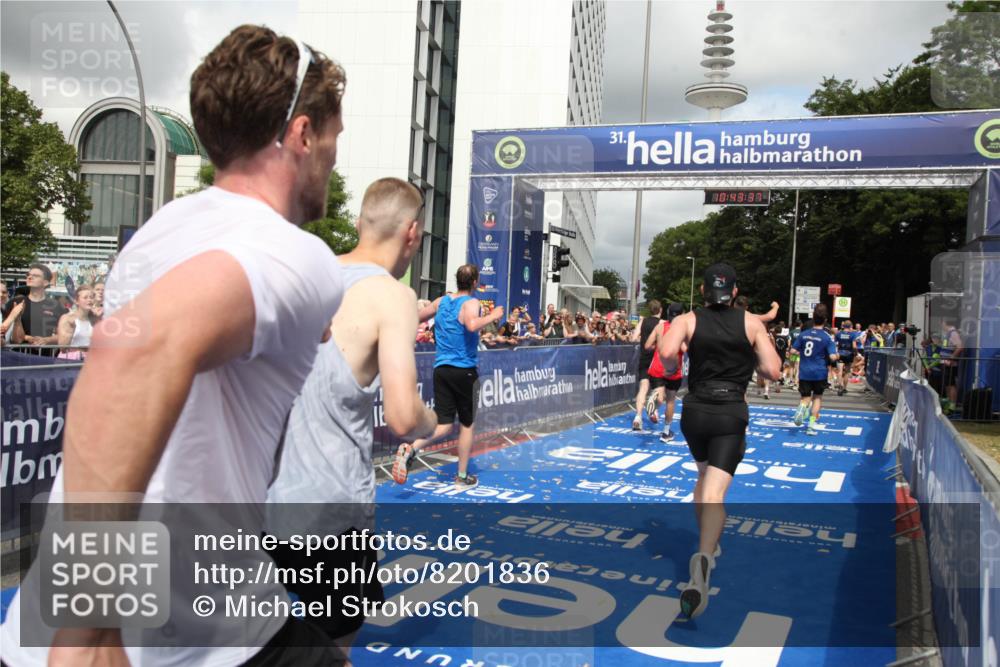 29.06.2025 - hella hamburg halbmarathon Michael Strokosch http://msf.ph/oto/8201836 29.06.2025 10:43:36 Ziel 3928, 4080, 5124, 5436, 7635, 9931, 10246, 11648, 12623, 13996, 14484, 16338, 18513, 18775, 18810, 19229 meine-sportfotos.de