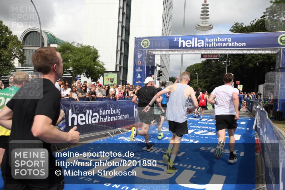 29.06.2025 - hella hamburg halbmarathon Michael Strokosch http://msf.ph/oto/8201890 29.06.2025 10:43:37 Ziel 4080, 5124, 5436, 7635, 9931, 10246, 11648, 12623, 13996, 14484, 14690, 16338, 17912, 18513, 18775, 18810, 19229 meine-sportfotos.de