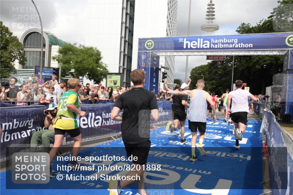 29.06.2025 - hella hamburg halbmarathon Michael Strokosch http://msf.ph/oto/8201898 29.06.2025 10:43:37 Ziel 4080, 5124, 5436, 7635, 9931, 10246, 11648, 12623, 13996, 14484, 14690, 16338, 17912, 18513, 18775, 18810, 19229 meine-sportfotos.de
