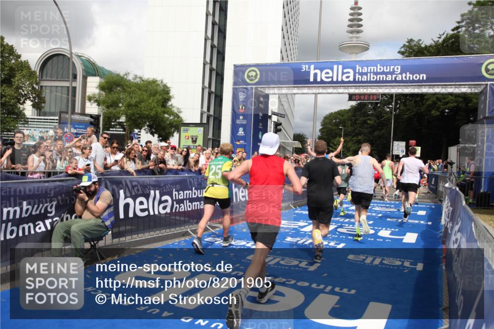 29.06.2025 - hella hamburg halbmarathon Michael Strokosch http://msf.ph/oto/8201905 29.06.2025 10:43:38 Ziel 3116, 4080, 5124, 5436, 7635, 9931, 10246, 11648, 12623, 13996, 14484, 14690, 16338, 17912, 18513, 18775, 18810, 19229 meine-sportfotos.de