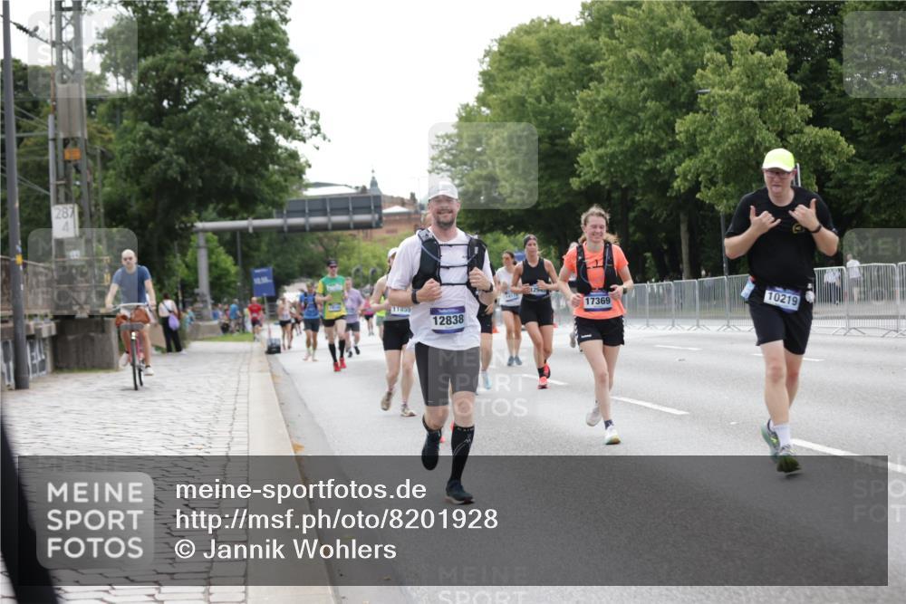 29.06.2025 - hella hamburg halbmarathon Jannik Wohlers http://msf.ph/oto/8201928 29.06.2025 10:25:31 Lombardsbrücke 1479, 1481, 3765, 4378, 4797, 5497, 6663, 8881, 10104, 10219, 11139, 11596, 11699, 11828, 11859, 12074, 12505, 12838, 12945, 12946, 14179, 14223, 16354, 16927, 17369, 19144 meine-sportfotos.de