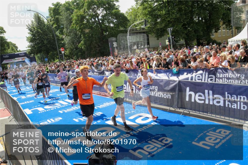 29.06.2025 - hella hamburg halbmarathon Michael Strokosch http://msf.ph/oto/8201970 29.06.2025 11:36:52 Ziel 2132, 5560, 7764, 10210, 10707, 10872, 11843, 12684, 12892, 13103, 14179, 15032, 15885, 16304, 16578, 16866, 16884, 17305, 17307, 18002, 19230 meine-sportfotos.de
